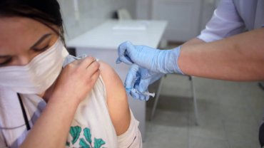 В Украине установили нормы по количеству прививок от COVID-19 в неделю