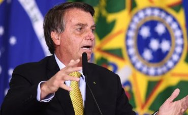 Facebook удалила видео президента Бразилии о связи вакцин против COVID-19 со СПИДом
