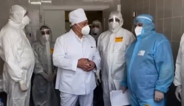 Лукашенко разозлился на просьбу надеть респиратор в ковидной больнице и побрызгал в лицо антисептиком