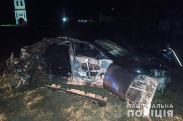 На Волыни автомобиль влетел в столб и перевернулся: погибла 17-летняя девушка