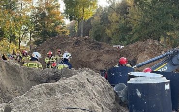 Не могли откопать больше двух часов: в Польше под завалами земли погиб украинец