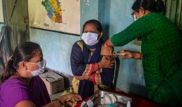 В Индии за второй прививкой от COVID-19 не пришли 100 млн человек: прогульщиков будут искать