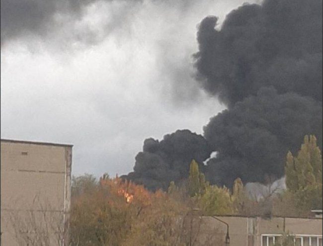 В окупованому Шахтарську знову потужно горить нафтобаза: місто у чорному диму