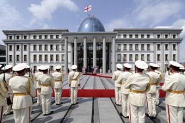 Новый грузинский премьер выгоняет Саакашвили из президентского дворца