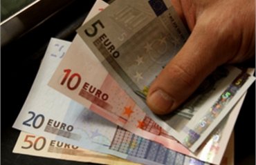 Евро близок к двухмесячному минимуму к доллару