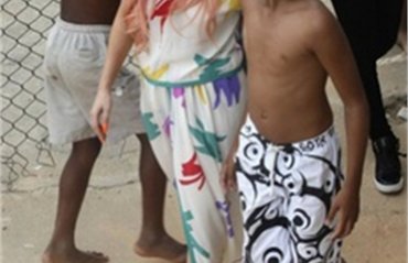 В Бразилии Lady Gaga сыграла в футбол с детьми из бедных районов