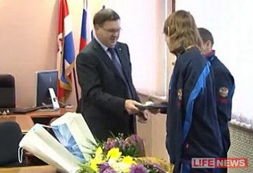 Мэр города Березники Сергей Дьяков подарил планшетник безрукому спортсмену