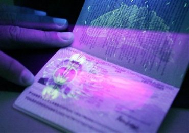 Украинцам пора занимать очередь за биометрическими паспортами