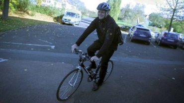 В Германии скандальный епископ из Лимбурга пересел на велосипед