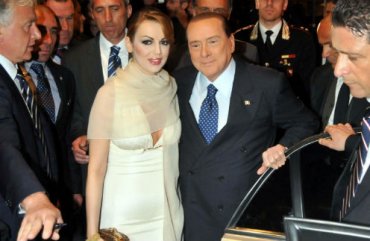 Третья жена Берлускони моложе его на 50 лет