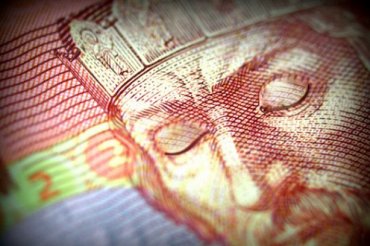 Четыре гривны за один доллар — украинские деньги недооценивают