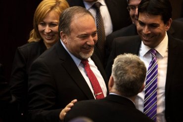 Оправданный судом Либерман вернулся на пост главы МИД Израиля