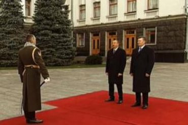 Командир роты почетного караула опозорился перед Януковичем