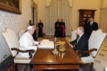 Папа Франциск принял Путина и побеседовал с ним наедине