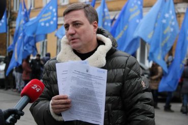 Суд подтвердил Николаю Катеринчуку, что распоряжение Азарова о приостановлении евроинтеграции – «филькина грамота». Янукович получил судебные основания подписать Ассоциацию
