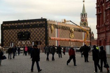 Кремль потребовал убрать чемодан Louis Vuitton с Красной площади