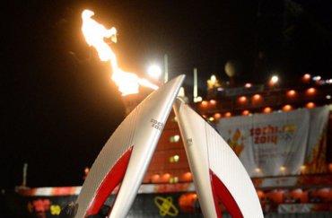 В России во время эстафеты олимпийского огня загорелся факелоносец