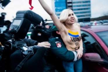 Активистки FEMEN не смогла показать свою грудь Януковичу в Вильнюсе