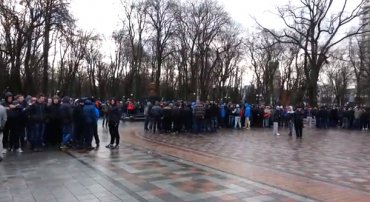 Сотни «титушек» ждут в Мариинском парке команды атаковать Евромайдан