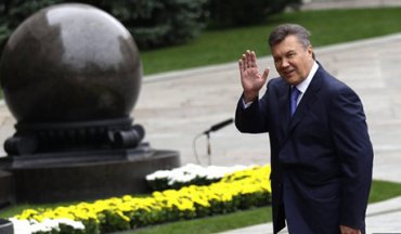…А в это время Янукович раздавал награды