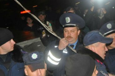 Милиция не дала снести памятник Дзержинскому в Запорожье