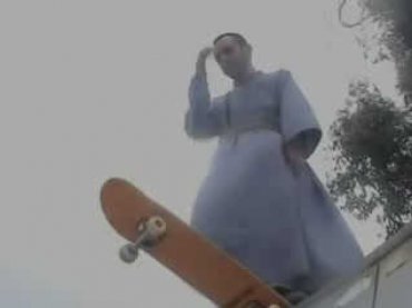 Австралийский монах-францисканец евангелизирует на скейтборде