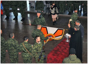 Священник УПЦ (МП) освятил знамя вооруженных сил ЛНР якобы «по благословению епископов»