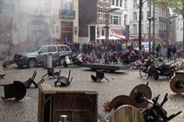 Голландские и турецкие фанаты устроили побоище в Амстердаме