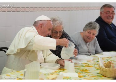 Во Флоренции Папа Франциск встретился с больными и пообедал с бедными