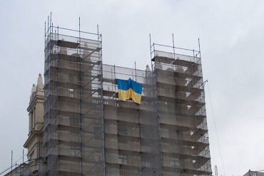 В Москве задержаны активисты, вывесившие украинские флаги