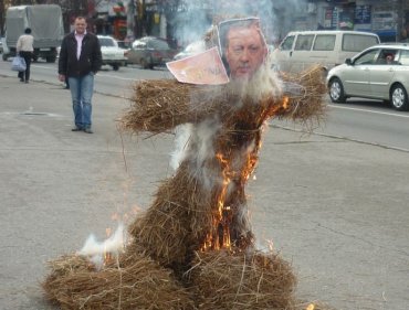 В Симферополе сумасшедшие сожгли Эрдогана