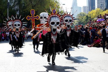 В Мехико впервые прошел парад в честь Дня мертвых