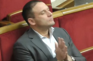 Неадекватный украинский нардеп бегал по залу ВР и кривлялся, заказав тур за 3,5 млн грн