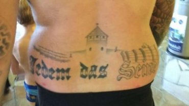 Немецкий политик получил тюремный срок за нацистские татуировки