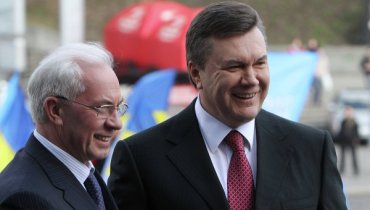 На счетах Януковича и Азарова лежат более миллиарда долларов