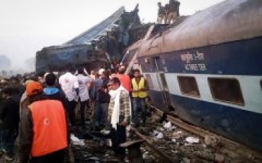В результате крушения поезда в Индии погибли 96 человек