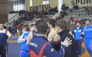 Борцы сборных России и Грузии подрались на турнире в Бухаресте