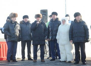 В России депутат ходит на работу в костюме белого медведя