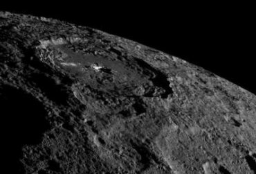 Астрономы выяснили загадку яркого кратера на Церере