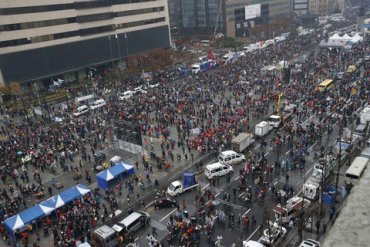 Тысячи корейцев вышли на улицы с требованием отставки президента