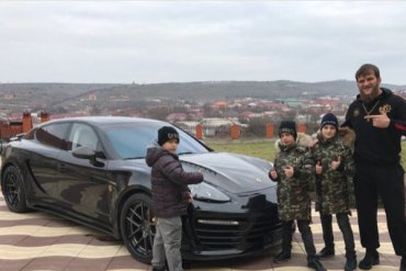 Сыновья Кадырова неделю откладывали деньги, чтобы подарить тренеру Porsche Panamera