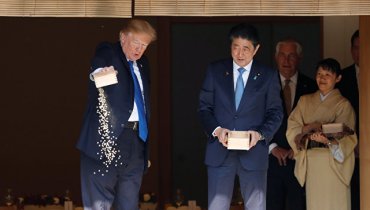 Трамп оконфузился во время кормления карпов в Японии