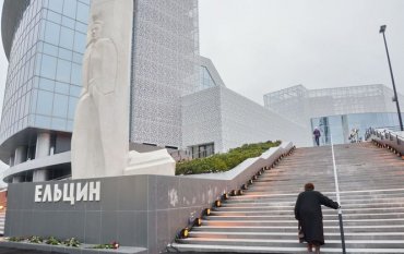 Боевик ДНР пытался сжечь монумент Ельцина в Екатеринбурге
