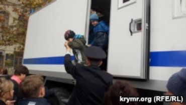 В честь праздника полицейские в оккупированном Крыму посадили детей в автозак