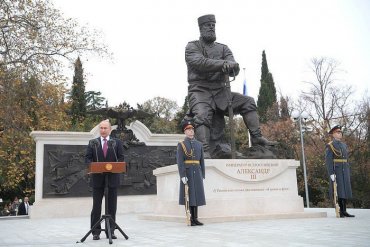 Путин открыл в Крыму «неправильный» памятник царю Александру III
