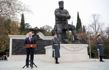 Что не так с открытым Путиным памятником Александру III