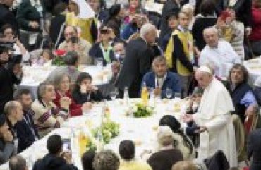 Папа Франциск пригласил на обед четыре тысячи бедняков