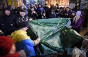 Годовщину Евромайдана «отметили» дракой с полицией