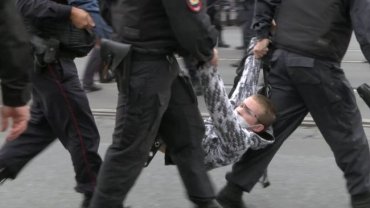 В Москве полиция задержала митингующих в футболках «Я не экстремист»