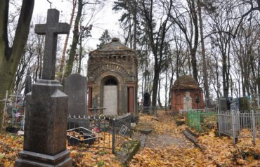 Жительница Мукачево разорила чужую могилу и оставила матерную записку на ней